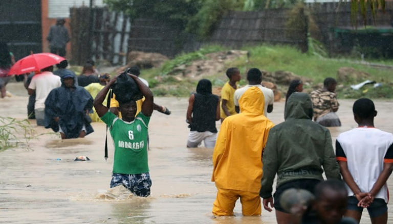 الأمطار تحوّل شوارع موزمبيق إلى أنهار.