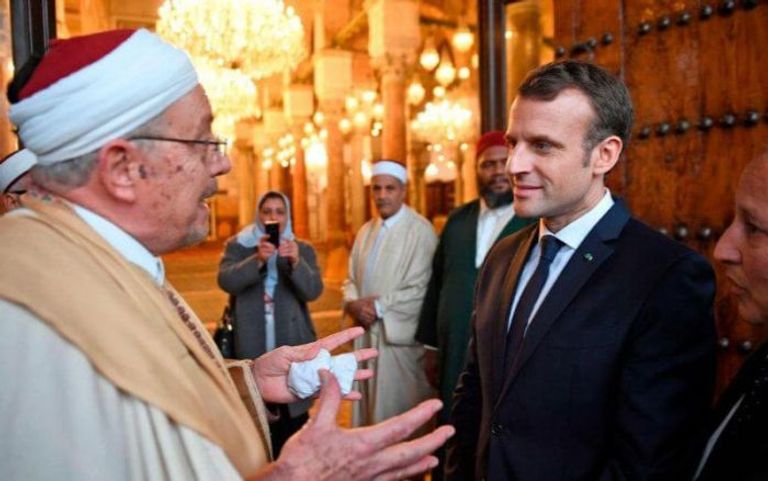ماكرون مع أحد الأئمة المسلمين الرئيس الفرنسي وأمير قطر