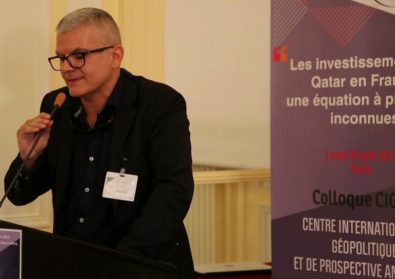 إيمانويل رازافي خلال فعالية للتنديد بالإرهاب القطريكتاب" أوراق قطر" الذي طرح مؤخرا للصحفيين الفرنسيين جورج مالبرنو وكريستيان شينو الرئيس الفرنسي وأمير قطر