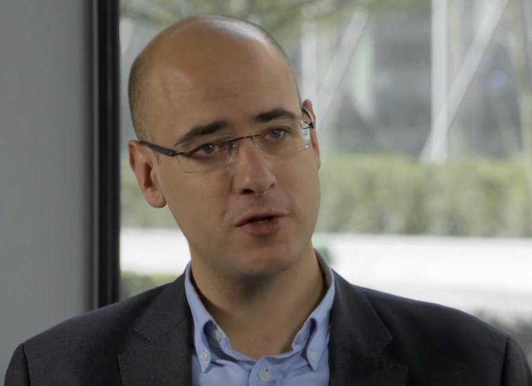 أستاذ العلوم السياسية بمدرسة جنيف للدبلوماسية الرئيس الفرنسي وأمير قطر