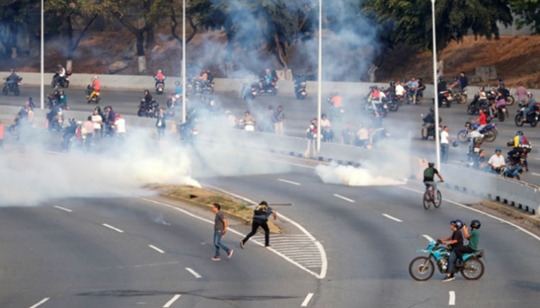 مواجهات في العاصمة الفنزويلية بعد إعلان جوايدو عصيانا يدعمه عسكريون