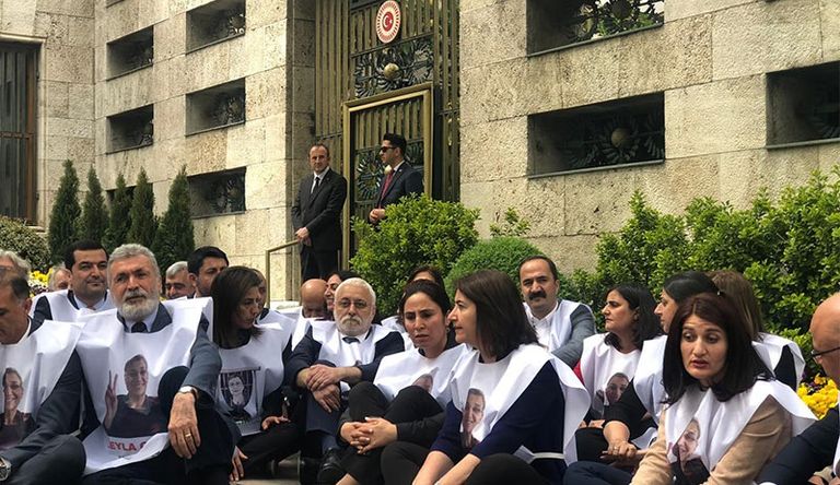 نواب يعتصمون بالبرلمان بعد إضراب 15 معتقلا بسجون أردوغان