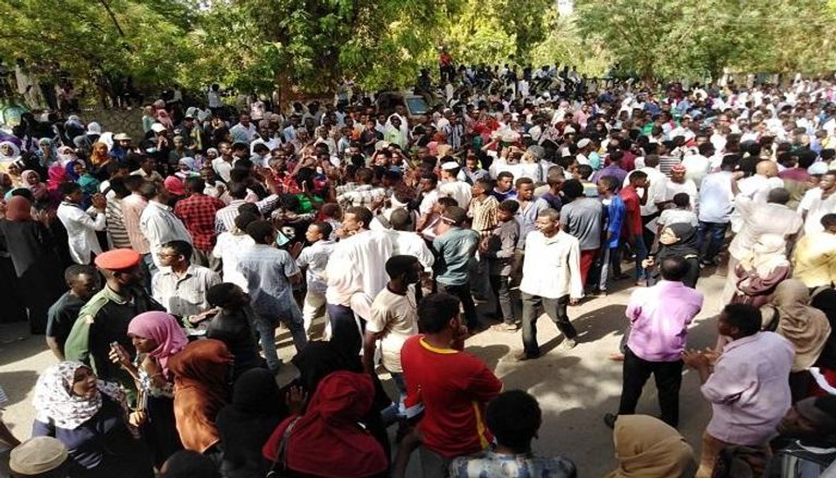 آلاف السودانيين يواصلون اعتصامهم- أرشيفية
