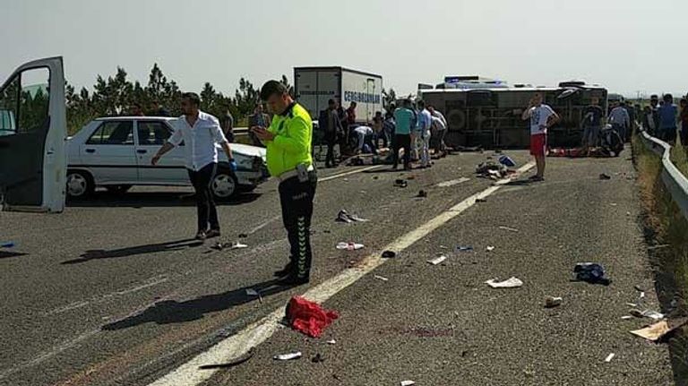 الحافلة انقلبت بعد فقد السائق السيطرة على عجلة القيادة