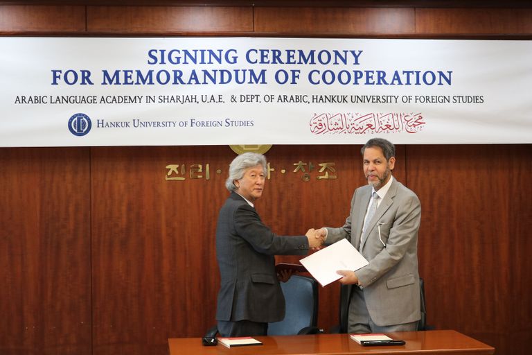 جانب من توقيع الاتفاقية