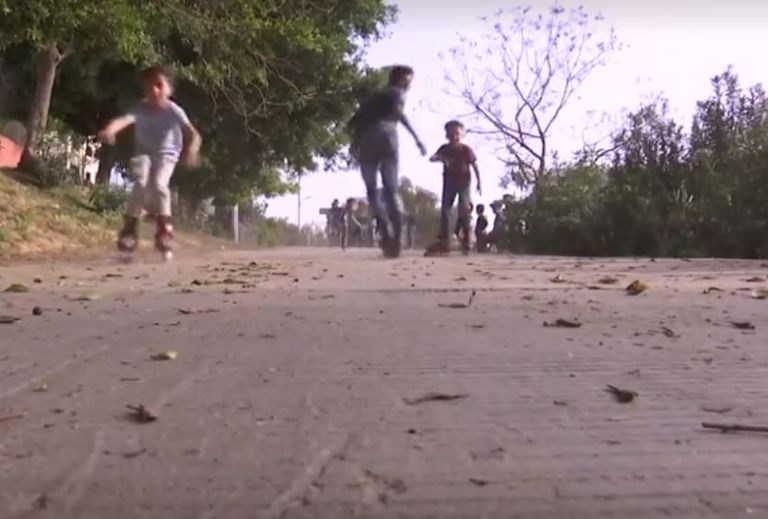 شباب يتزلجون في غزة بحثا عن المتعة