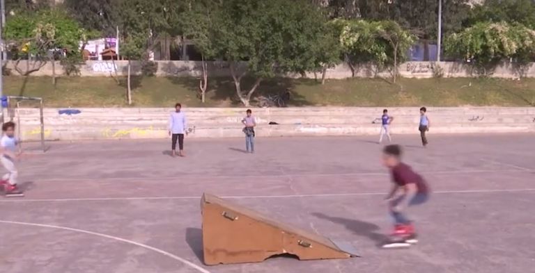 شباب يتزلجون في غزة بحثا عن المتعة