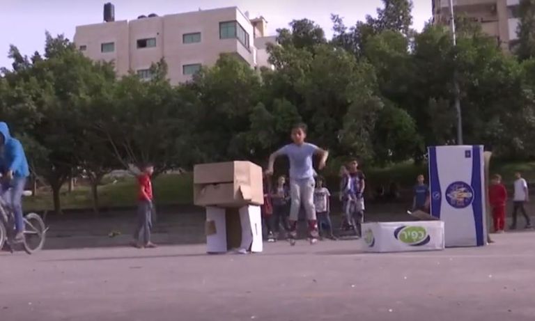 شباب يتزلجون في غزة بحثا عن المتعة