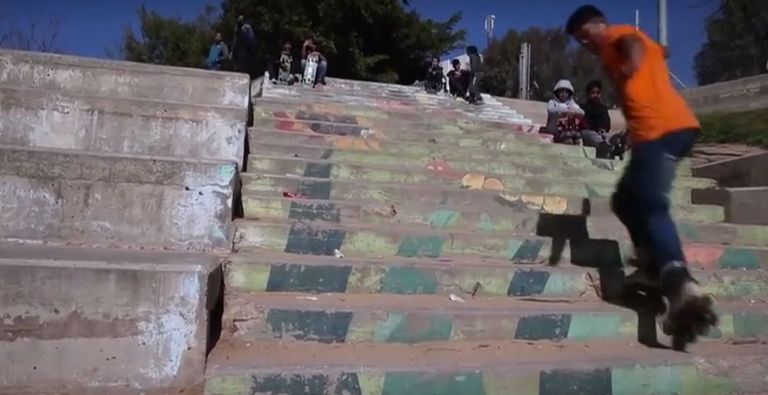 شباب يتزلجون في غزة بحثا عن المتعة