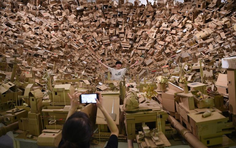 مدينة من الكرتون في معرض بـ"مانيلا" الفلبينية لإثارة نقاش حول الهجرة