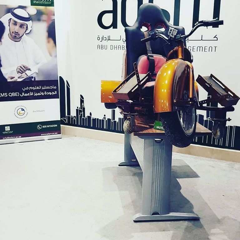 الشاب الإماراتي سعيد الظاهري مع ابتكاره