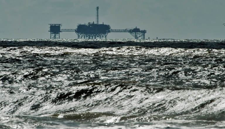 منصة نفطية بالقرب من جزيرة دوفين بولاية ألاباما الأمريكية - رويترز