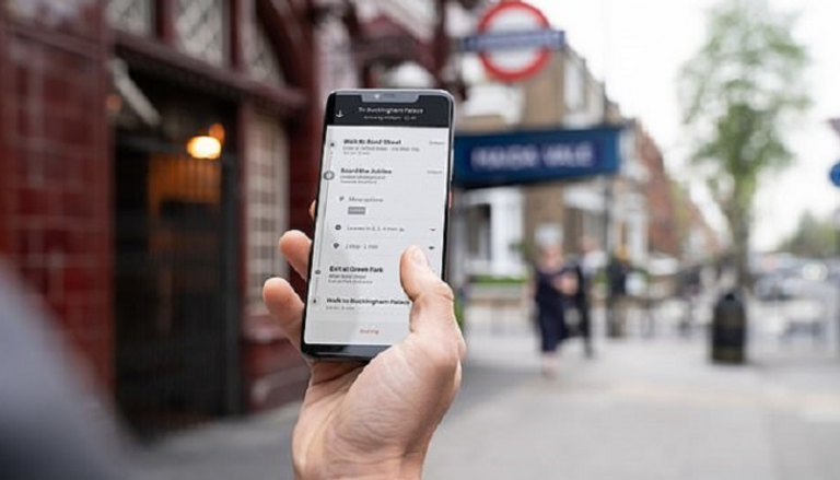 تطبيق أوبر يضم المواصلات العامة لخدماته في لندن