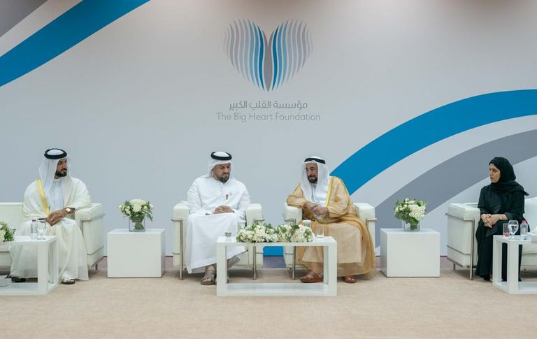 حاكم الشارقة خلال تسليم الدرع للفنان حسين الجسمي.