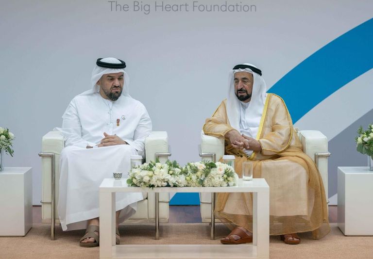 حاكم الشارقة خلال تسليم الدرع للفنان حسين الجسمي.