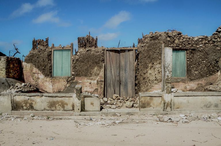 أحد الأحياء المتضرّرة من إعصار "كينيث" وانهيار جبل النفايات بموزمبيق.