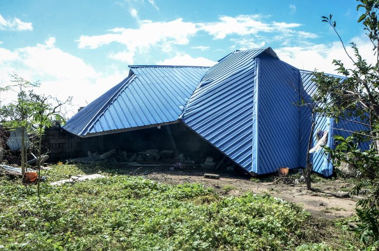 أحد الأحياء المتضرّرة من إعصار "كينيث" وانهيار جبل النفايات بموزمبيق.