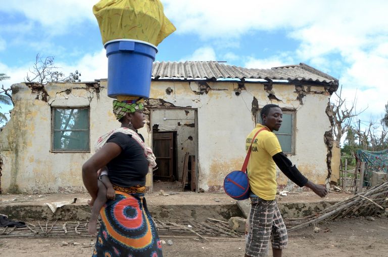 أحد الأحياء المتضرّرة من إعصار "كينيث" وانهيار جبل النفايات بموزمبيق.