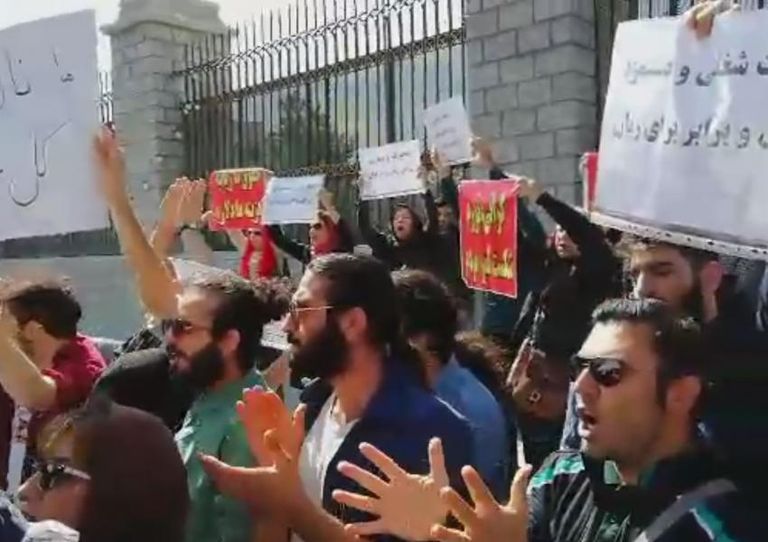 جانب من وقفة احتجاجية لدعم العمال في إيران جانب من احتجاجات مؤيدة للعمال في إيران