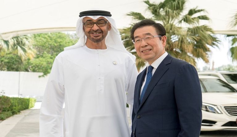 الشيخ محمد بن زايد آل نهيان خلال لقائه بارك أون سون عمدة سيؤول 