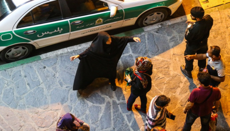 اعتداء من قبل الشرطة الإيرانية على النساء في أحد الشوارع - أرشيفية