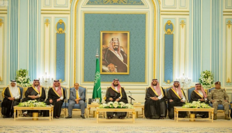 الأمير محمد بن سلمان خلال اللقاء مع رئيس مجلس النواب اليمني