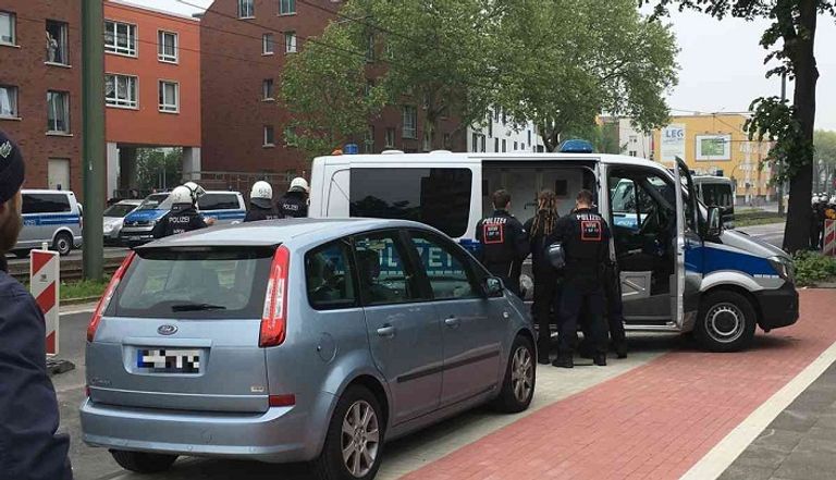 اعتقال متظاهر في دوسبرغ مظاهرة حزب الطريق الثالث النازي في ساكسونيا