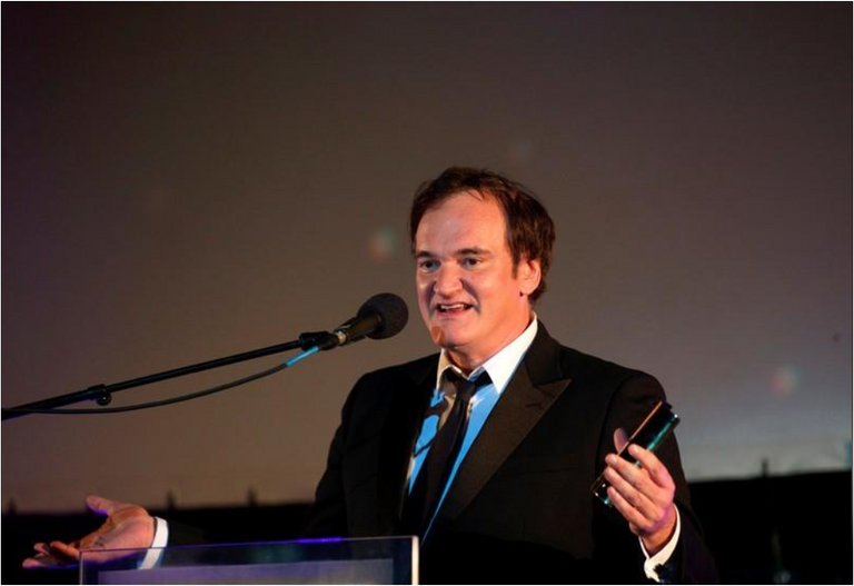 مكوينتين تارانتينو المخرج عبدالله كشيش لدى تسلمه السعفة الذهبية عام 2013