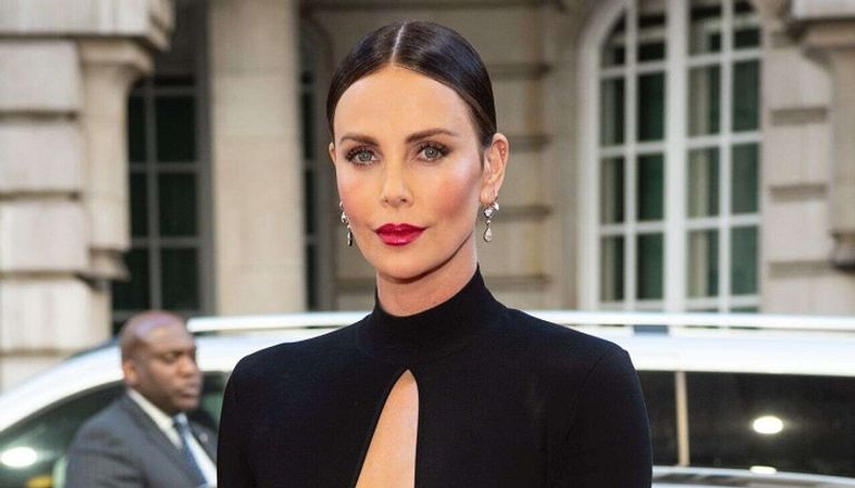 تشارليز ثيرون مع أحد أبنائها