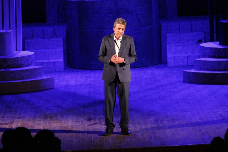 مشهد من العرض المسرحي