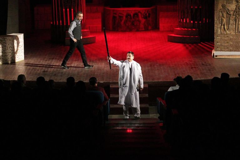 مشهد من العرض المسرحي