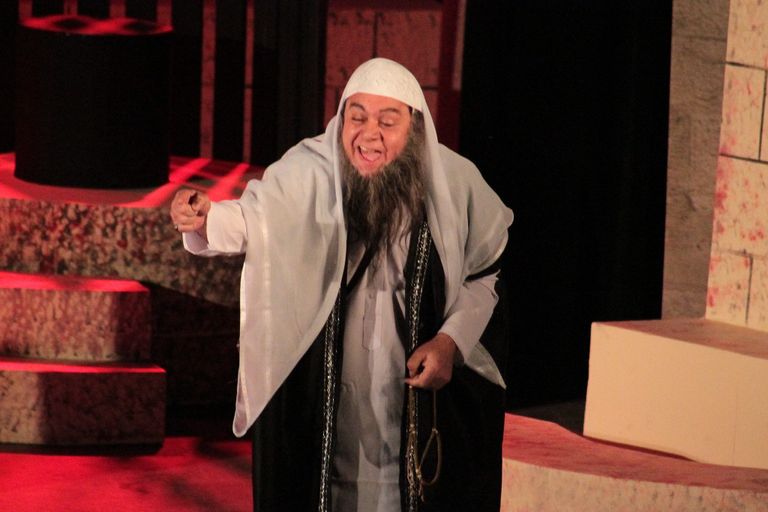 مشهد من العرض المسرحي