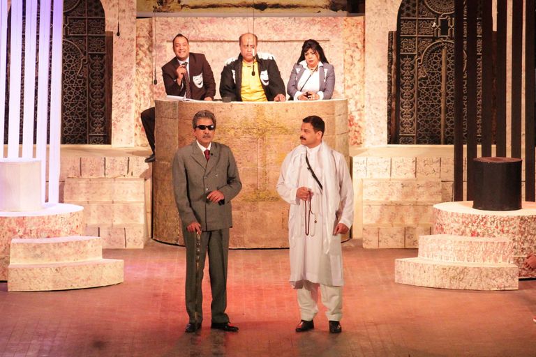 مشهد من العرض المسرحي