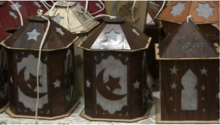 "ورشة للفوانيس" تضيء حياة أردنية شغوفة بزينة شهر الصوم