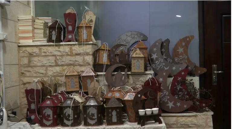 "ورشة للفوانيس" تضيء حياة أردنية شغوفة بزينة شهر الصوم