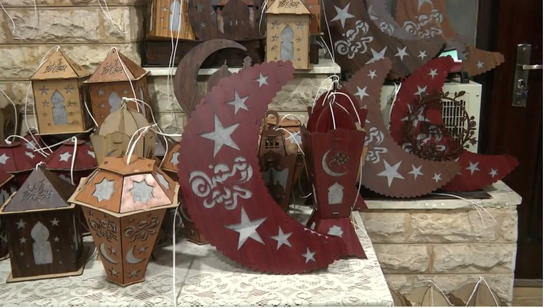 "ورشة للفوانيس" تضيء حياة أردنية شغوفة بزينة شهر الصوم