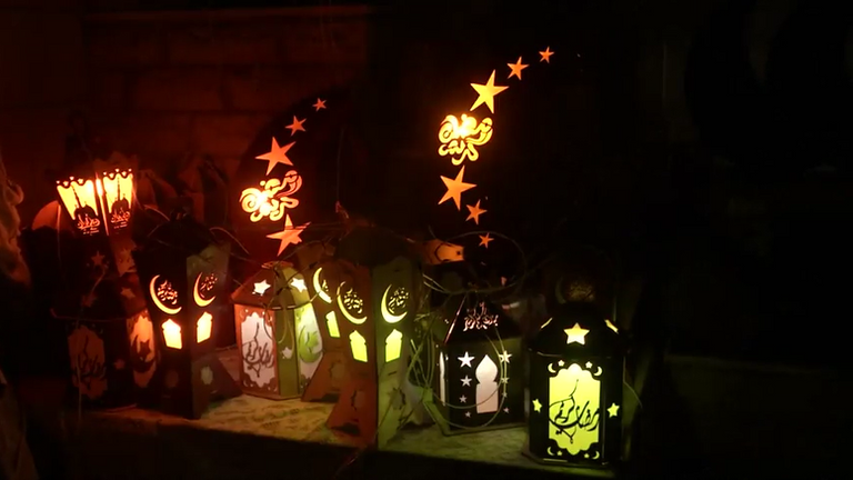 "ورشة للفوانيس" تضيء حياة أردنية شغوفة بزينة شهر الصوم