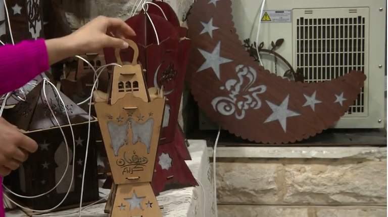 "ورشة للفوانيس" تضيء حياة أردنية شغوفة بزينة شهر الصوم