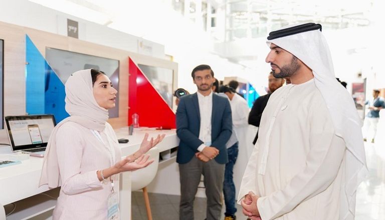 الشيخ راشد بن حميد النعيمي يزور سوق مشاريع الشباب العربي