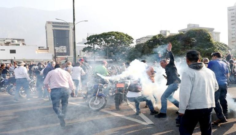 مواجهات في العاصمة الفنزويلية بعد إعلان جوايدو عصيانا يدعمه عسكريون