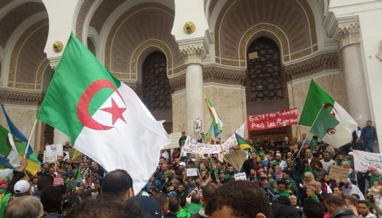 الجزائريون يواصلون مظاهراتهم للجمعة الـ11