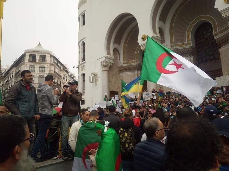 الجزائريون يواصلون مظاهراتهم للجمعة الـ 11 المطالبة برحيل رموز نظام بوتفليقة الجزائريون يواصلون مظاهراتهم للجمعة الـ11