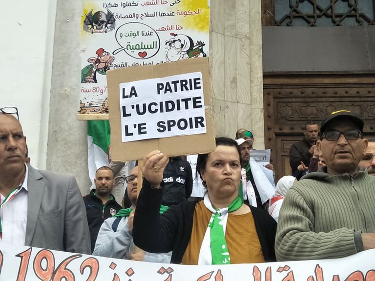 الجزائريون يواصلون مظاهراتهم للجمعة الـ 11 المطالبة برحيل رموز نظام بوتفليقة الجزائريون يواصلون مظاهراتهم للجمعة الـ11