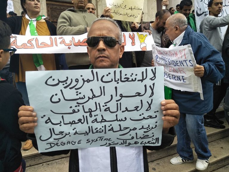 الجزائريون يواصلون مظاهراتهم للجمعة الـ 11 المطالبة برحيل رموز نظام بوتفليقة الجزائريون يواصلون مظاهراتهم للجمعة الـ11