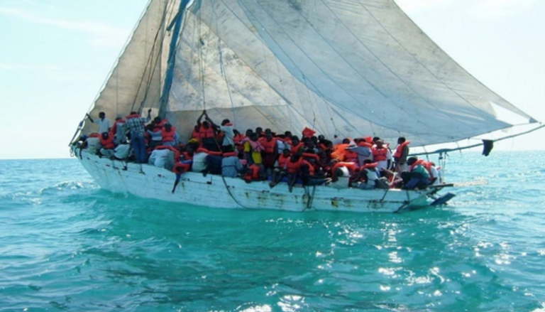 قارب ينقل مهاجرين غير شرعيين - أرشيفية
