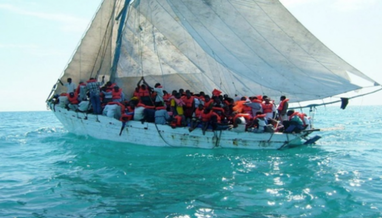 قارب يحمل مهاجرين غير شرعيين - أرشيفية