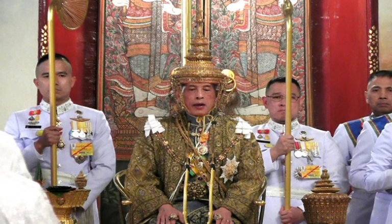 ملك تايلاند عقب تتويجه رسميا 