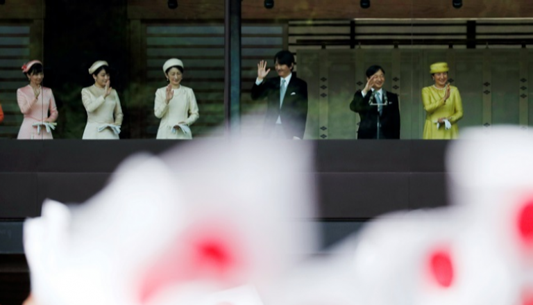  استقبال شعبي حاشد لإمبراطور اليابان الجديد