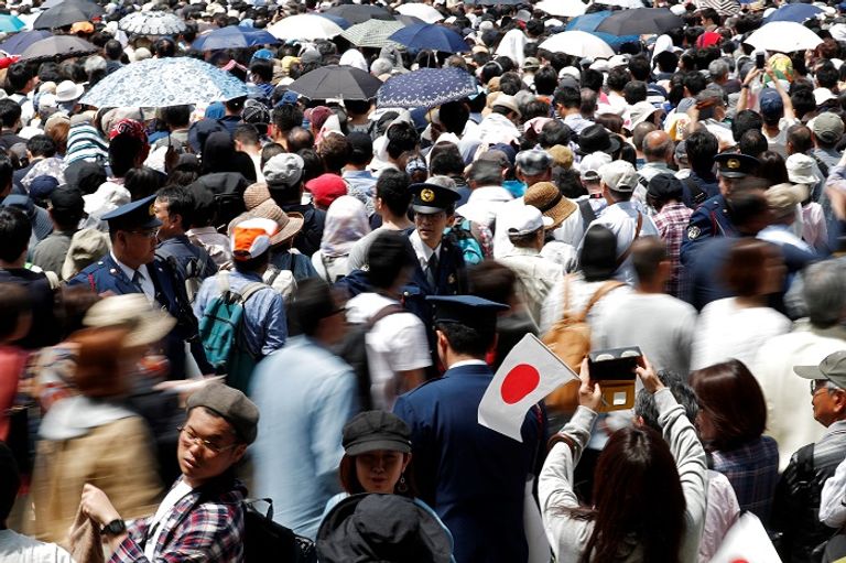  استقبال شعبي حاشد لإمبراطور اليابان الجديد