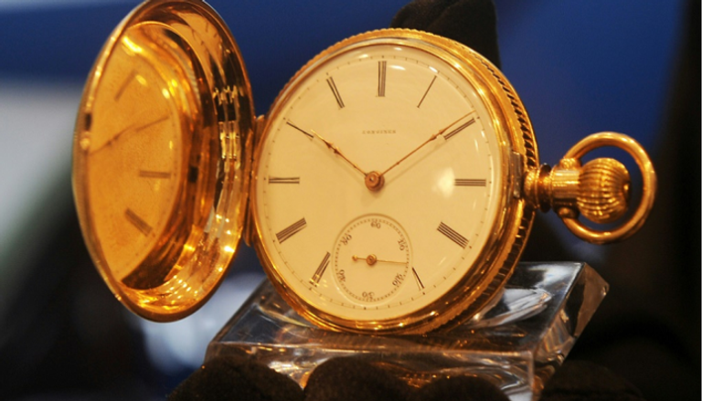 ساعة من الذهب من ماركة "لونجين" السويسرية